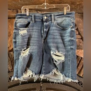 Judy Blue Distressed Bermuda Shorts. 1XL.